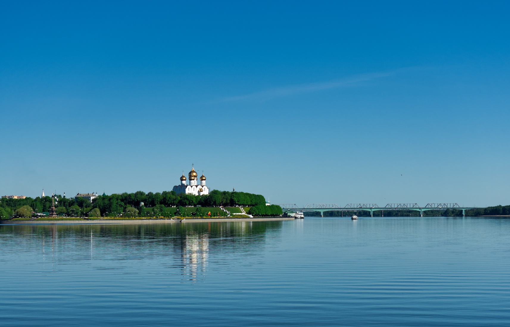 Yaroslavl._Volga_River._Cathedral_of_the_Dormition_P5212700_2200.jpg