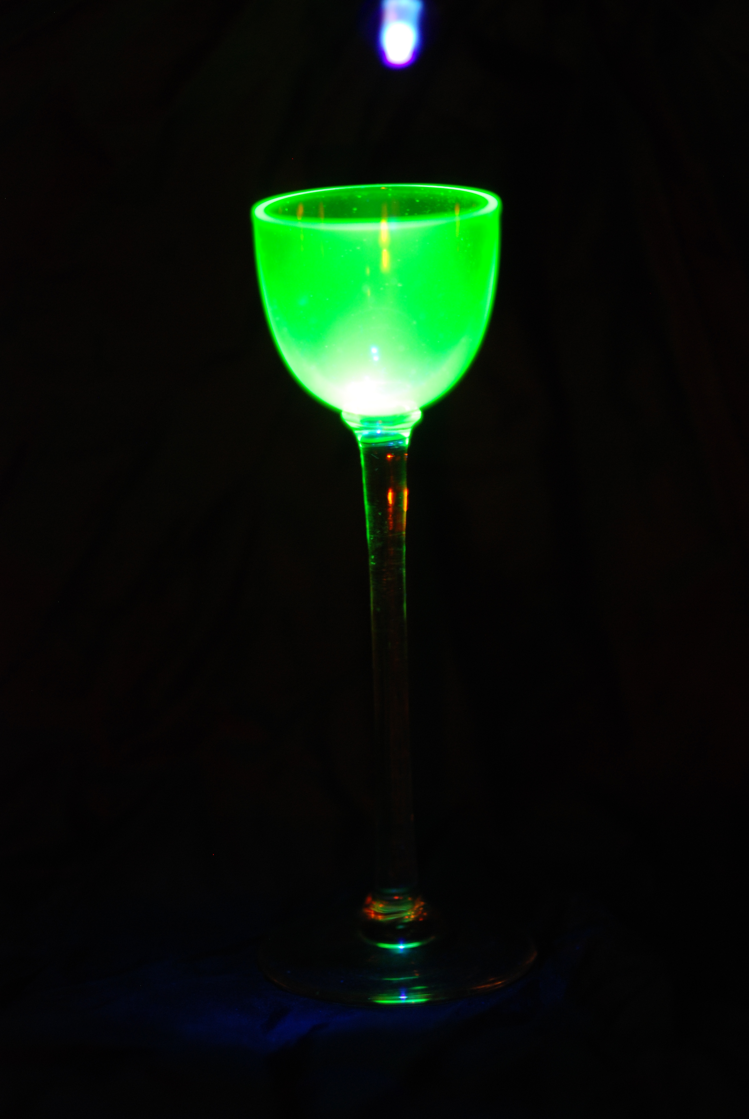 http://www.sciencecafeovervecht.nl/SBM2016/uraniumglass-UV-light-full.jpg